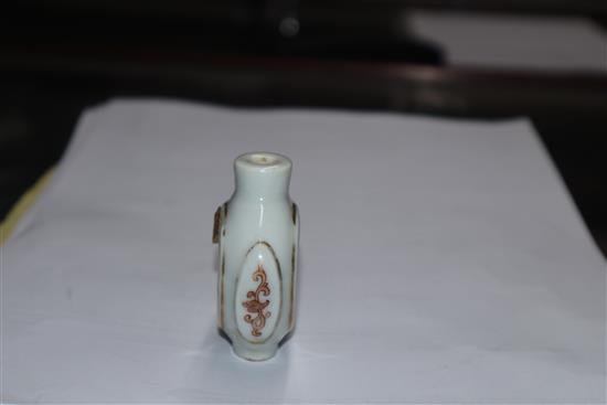 A Chinese famille rose snuff bottle H.6cm